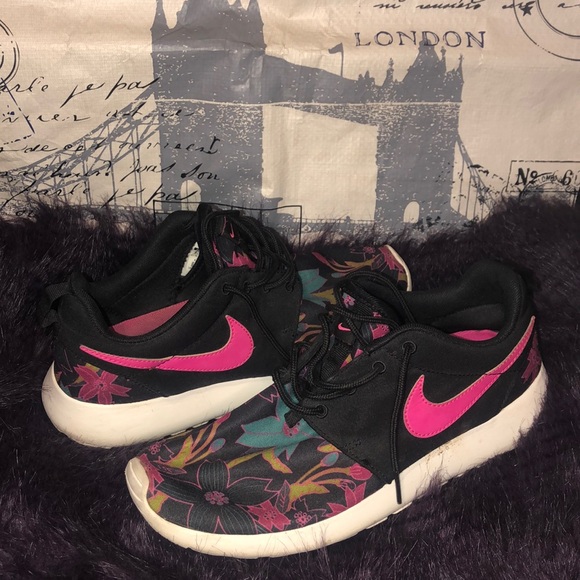 Nike Shoes - ✨Nike Roshe